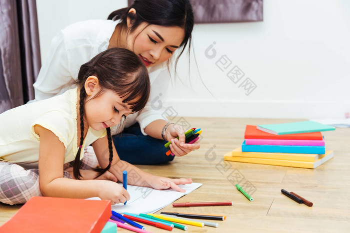 孩子孩子女孩幼儿园画老师教育妈妈。白