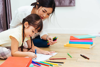 孩子孩子女孩幼儿园画老师教育妈妈。白
