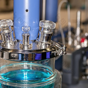 特写镜头实验室<strong>玻璃</strong>瓶蓝色的液体