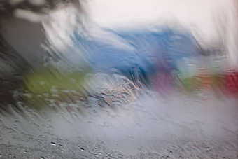 雨滴表面湿窗口玻璃放多雨的季节摘要背景自然模式雨滴孤立的模糊的城市户外多云的环境