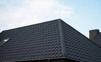 黑色的<strong>金属</strong>瓷砖屋顶屋顶<strong>金属</strong>表现代类型屋面材料屋顶房子<strong>金属</strong>屋顶瓷砖蓝色的天空建筑