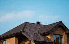 棕色（的）自然瓷砖屋顶现代类型屋面材料屋顶房子自然屋顶瓷砖蓝色的天空建筑