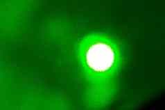 发光的绿色激光光