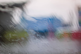 雨滴表面湿窗口玻璃放多雨的季节摘要背景自然模式雨滴孤立的模糊的城市户外多云的环境