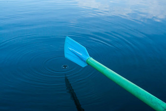 蓝色的桨水