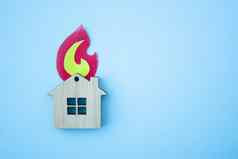 火房子保险抵押贷款概念小木房子