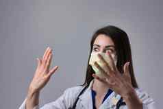 护士医生医生的助理持有手冲击穿面具污染冠状病毒
