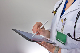 女人平板电脑医疗保健夫人药剂师填充处方信息听诊器肩膀孤立的灰色背景