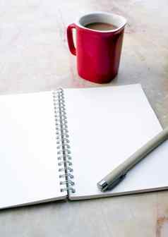 空白页面螺旋笔记本咖啡杯