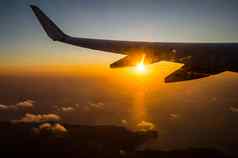 美丽的日落天空前视图飞机飞行视图