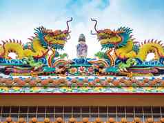 色彩斑斓的双胞胎中国人龙雕塑屋顶中国人
