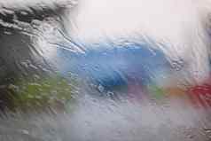 雨滴表面湿窗口玻璃放多雨的季节摘要背景自然模式雨滴孤立的模糊的城市户外多云的环境