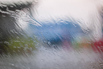 雨滴表面湿窗口玻璃放多雨的季节摘要背景自然模式雨滴孤立的模糊的城市户外多云的环境