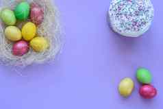 复活节鸡蛋临时搭建的巢紫色的背景复活节蛋糕鸡蛋