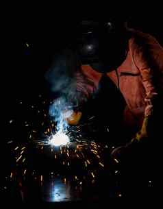 金属行业工人焊接钢表真正的房地产项目