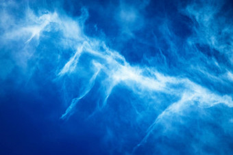 蓝色的天空白色喷雾云