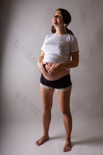 怀孕了女人触碰肚子特写镜头工作室