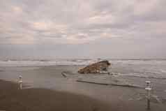 孤独的海滩防波堤狂风暴雨的一天