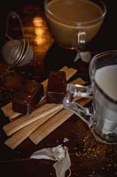 杯热卡布奇诺咖啡可可粉巧克力糖果