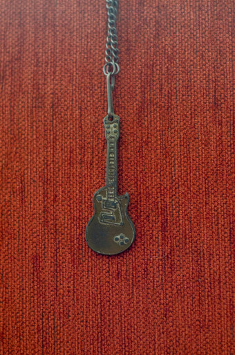 生锈的吉他项链古董生锈的吉他项链附件