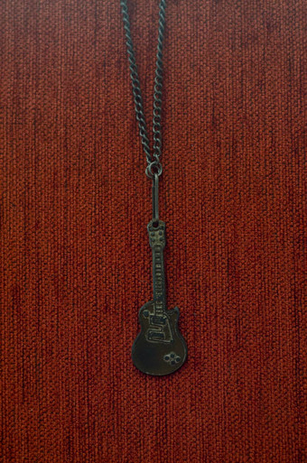 生锈的吉他项链古董生锈的吉他项链附件