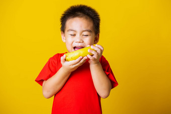 孩子孩子可爱的男孩有吸引力的微笑玩持有我