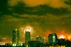 城市晚上烟火爆炸烟花黑暗城市天空