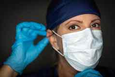 女医生护士穿外科手术手套把医疗脸面具