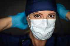 女医生护士穿外科手术手套把医疗脸面具