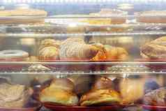 新鲜的羊角面包糕点出售大面包店意大利