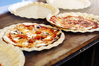 新鲜烤margherita披萨超过番茄酱汁马苏里拉奶酪蘑菇