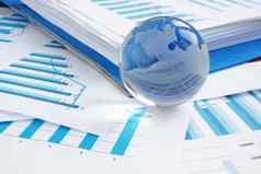 全球业务概念玻璃全球金融图表