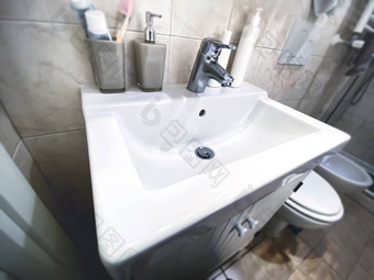 白色水槽镀铬的钢利用内部小浴室公寓