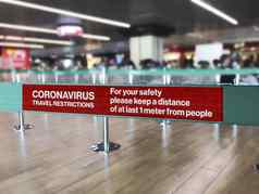 绿色丝带障碍内部机场警告安全距离由于传播危险的冠状病毒