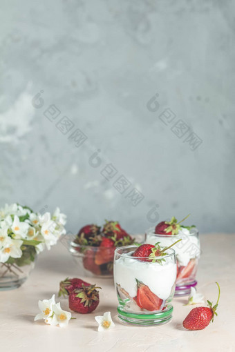 奶油草莓玻璃碗草莓生奶油