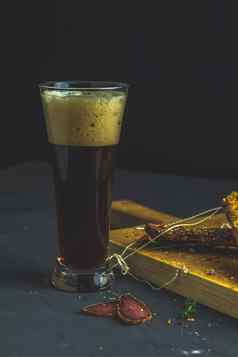 黑暗啤酒玻璃不平稳的巴斯图尔马干肉牛肉