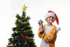 女孩圣诞节树显示圣诞节玩具