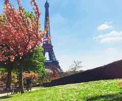 埃菲尔铁塔塔蓝色的天空著名的具有里程碑意义的巴黎法国