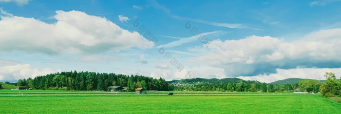 美丽的自然欧洲阿尔卑斯山脉景观视图高山山湖村春天季节旅行目的地