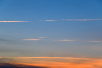 航迹云飞机蓝色的天空日落