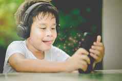 男孩听音乐智能手机