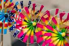 关闭彩虹纸风车玩具色彩斑斓的涡轮机玩具