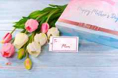 快乐母亲的一天概念礼物盒子花纸标签
