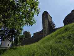 斯托尔彭城堡城堡山草地前面蓝色的天空