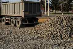 转储卡车倾销砾石建设网站转储卡车转储负载砾石路建设项目路建筑准备基础防潮纸