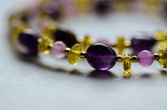 紫水晶琥珀色的珠宝