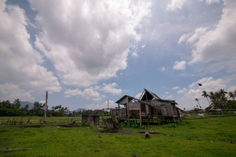 破旧的传统的木小屋农场