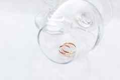 金婚礼环内部透明的酒玻璃象征爱婚姻