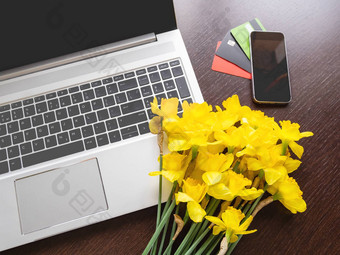 花束那喀索斯水仙花说谎银金属移动PC前视图明亮的黄色的花可移植的设备智能手机信贷卡片木表格