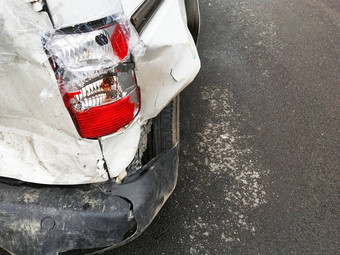 车事故破碎的保险杠头灯白色车凹痕覆盖塑料包装